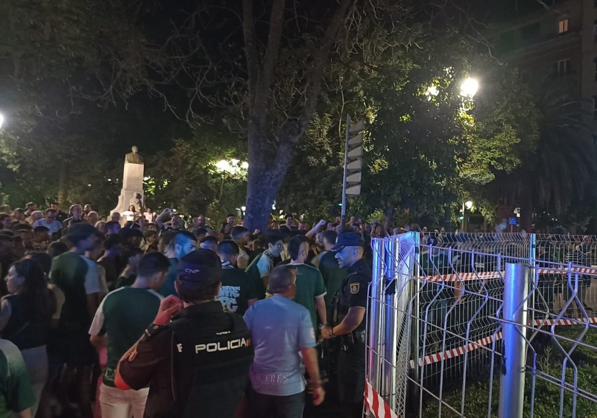 La noche tropical en la que los hinchas del Cacereño tomaron la Fuente Luminosa